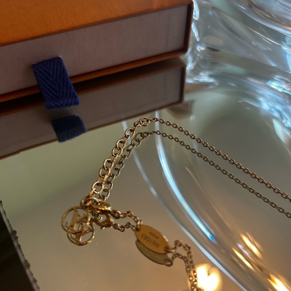 Louis Vuitton Gold V Pendant Necklace - Picture 4 of 5